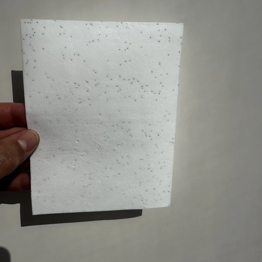 Ein papierdünner MamaWillow-Waschstreifen in der Hand