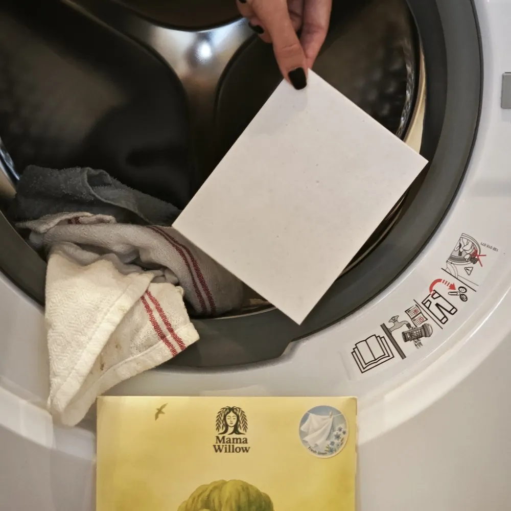MamaWillow Waschblatt wird in die Trommel mit Kinderwäsche gelegt
