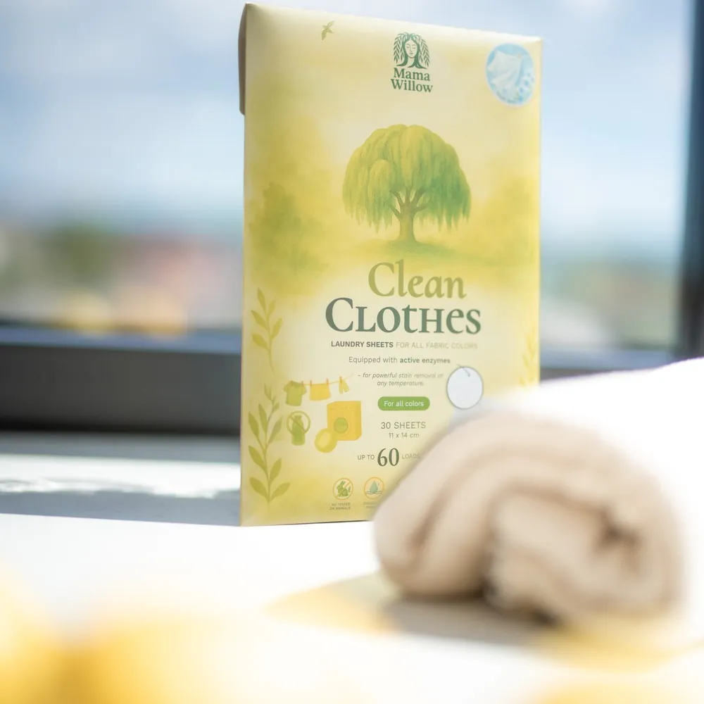 MamaWillow Clean-Clothes-Packung auf der Fensterbank neben frischem Handtuch