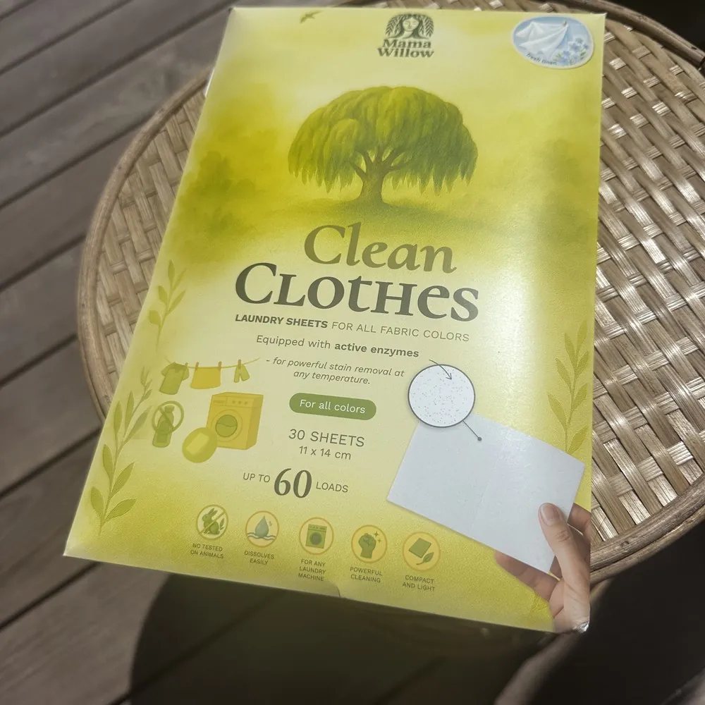 Hand hält die MamaWillow Clean-Clothes-Packung im Tageslicht