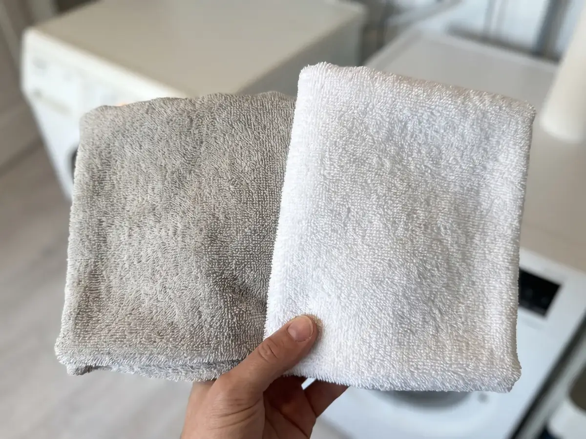Graues Handtuch neben strahlend weißem — der Grauschleier