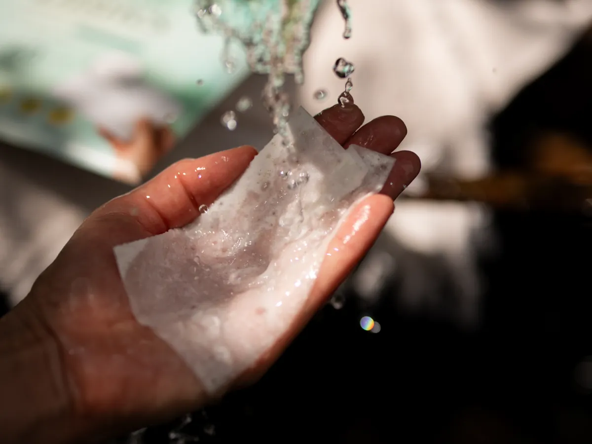 Waschmittel-Streifen löst sich im Glas Wasser auf — keine Rückstände